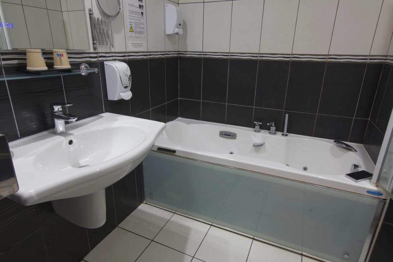 Logis Hotel Centrotel Et Spa Bulles D'Allier Montmarault Zewnętrze zdjęcie